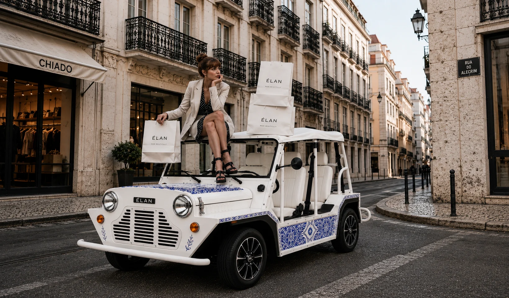 Uma mulher com sacos de compras sentada num ÉLAN em Lisboa